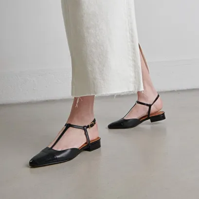 Ballet flats with adjustable buckles in black leather and patent