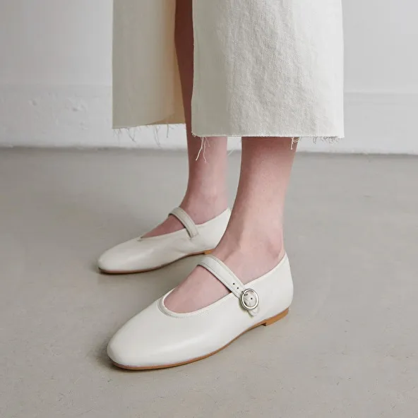 Ballet flats with straps and adjustable buckles in ecru leather