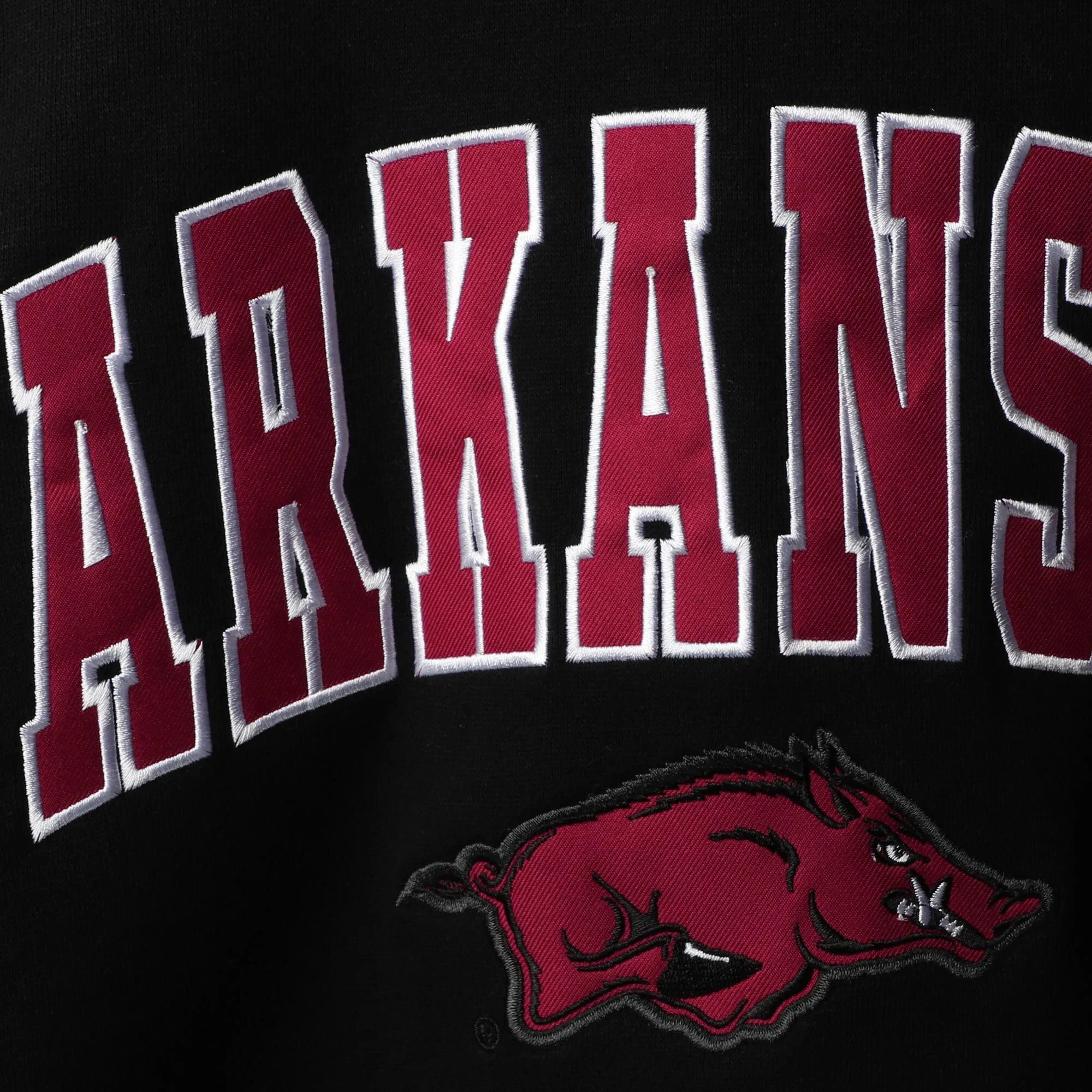 Men's Colosseum Black Arkansas Razorbacks Arch & Logo Crew Neck Sweatshirt