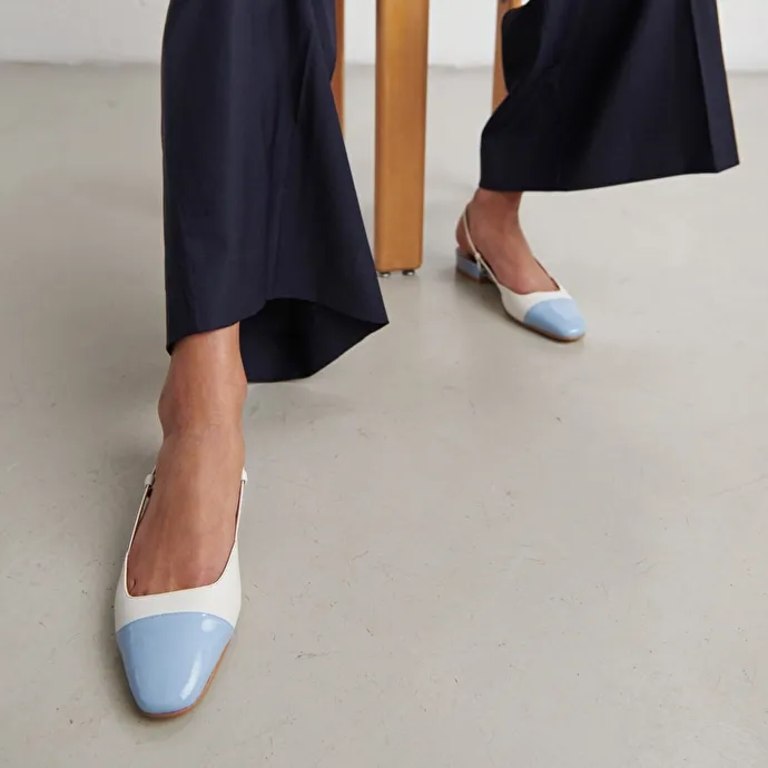 Open back ballet flats in ecru leather and sky blue patent