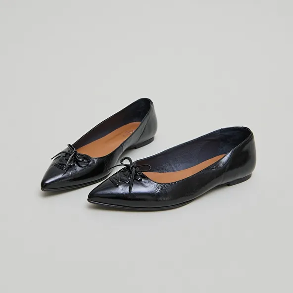 Pointed-toe lace-up ballet flats in black shiny leather