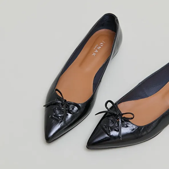 Pointed-toe lace-up ballet flats in black shiny leather