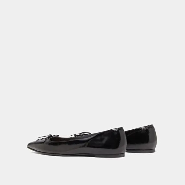 Pointed-toe lace-up ballet flats in black shiny leather